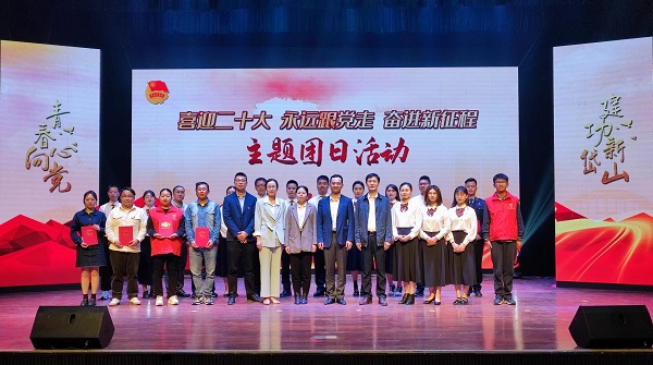 主题团日合照.jpg 主题团日合照.jpg