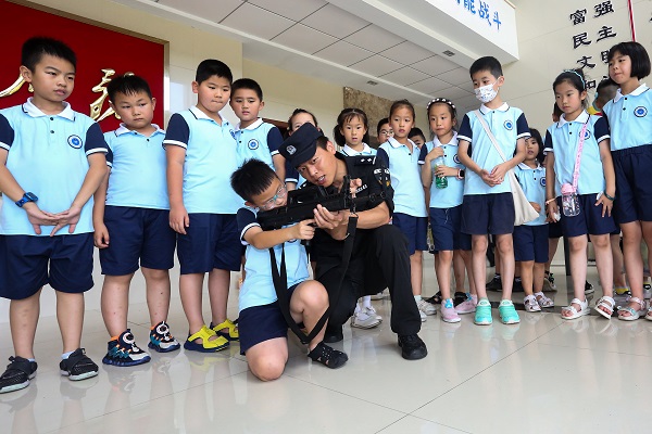 2023年7月21日，浙江省岱山县公安局巡特警大队民警指导学生体验警用枪械的使用方法。.jpg